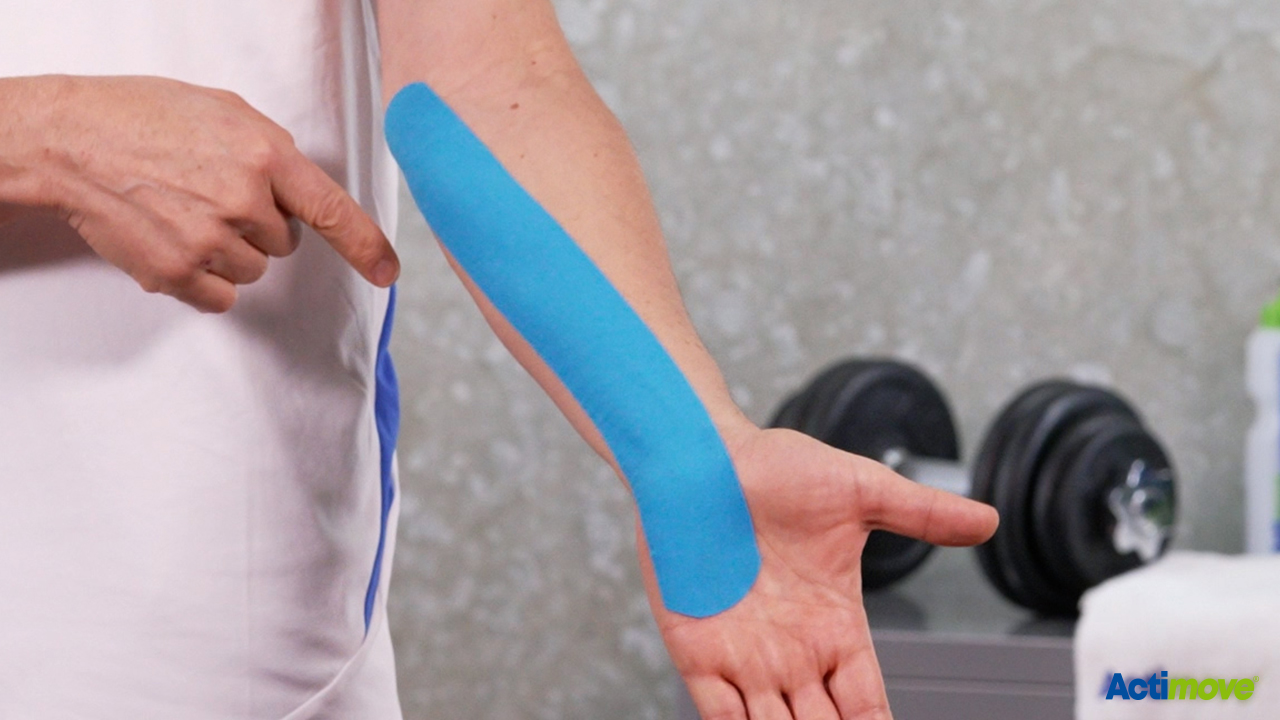 Taping kinesiologico per il gomito del golfista Taping kinesiologico per il gomito del golfista